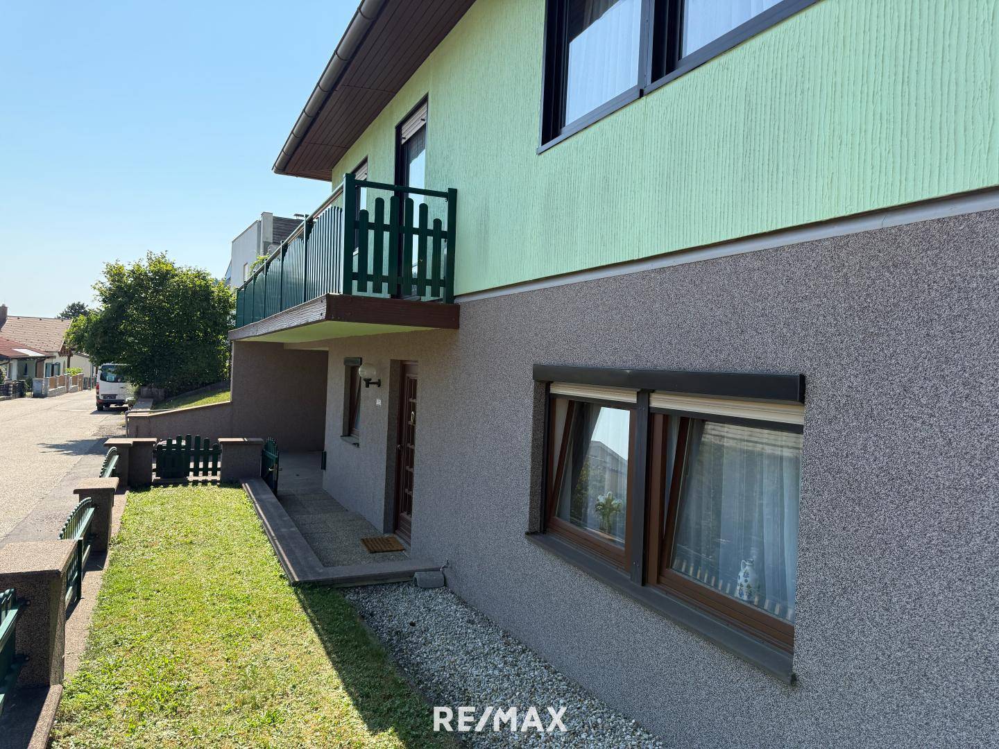Sonnige Familienwohnung mit Garten und Doppelgarage