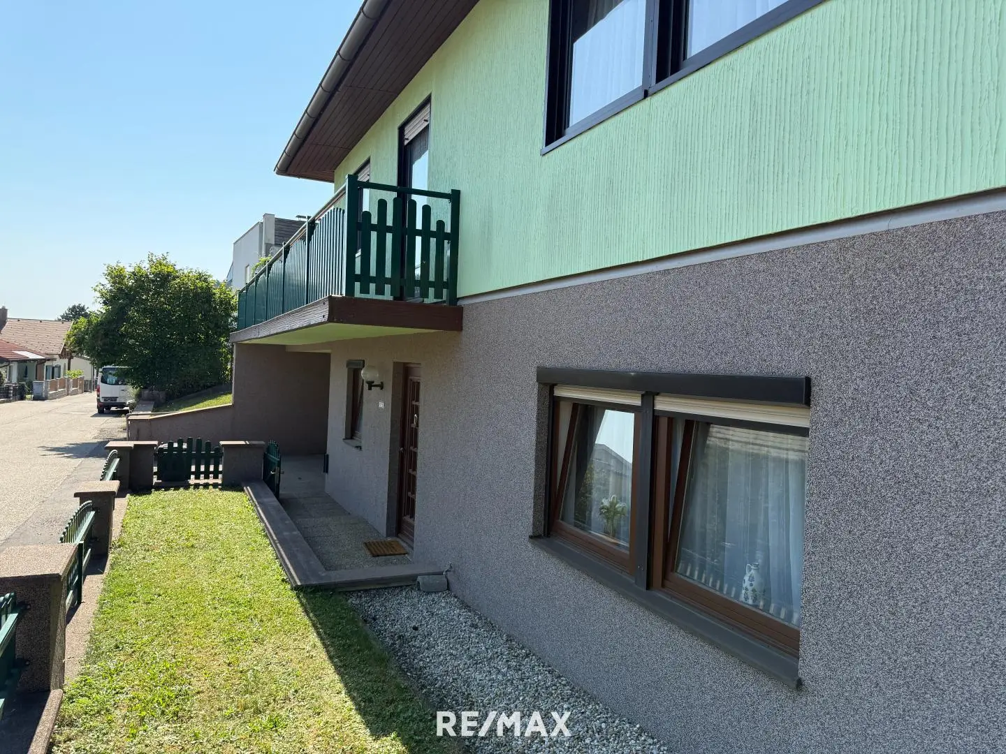 Sunny family apartment with garden and garage