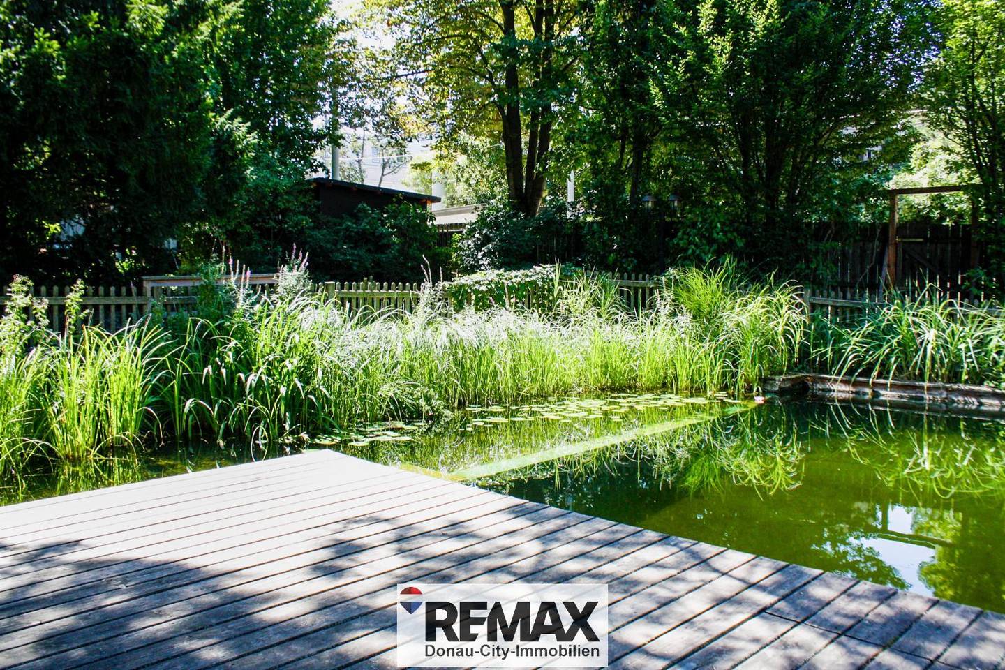 Wohnung mit Schwimmbiotop im Garten und Garage