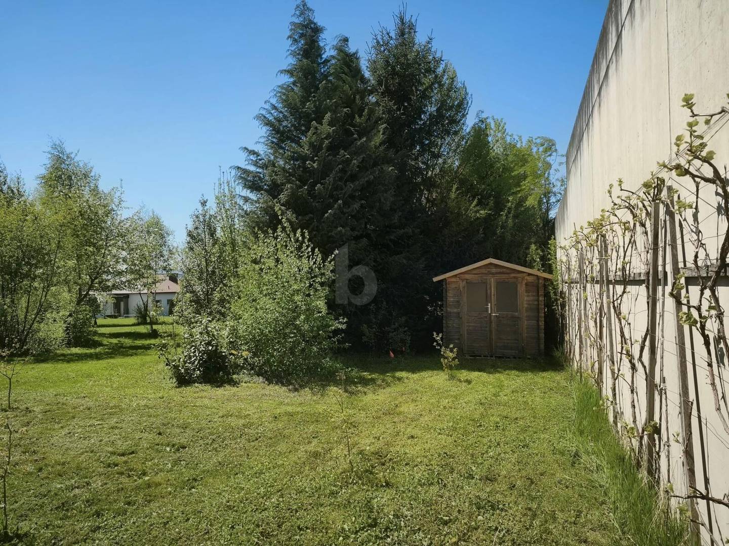 Spacious fully serviced building plot no building obligation Wohnung