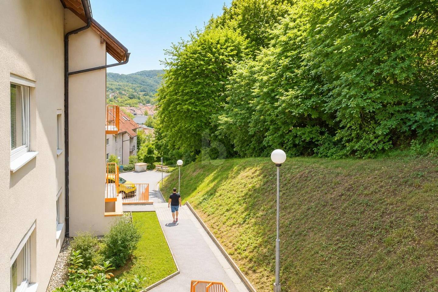 Bright Wohnung in quiet natural setting with balcony