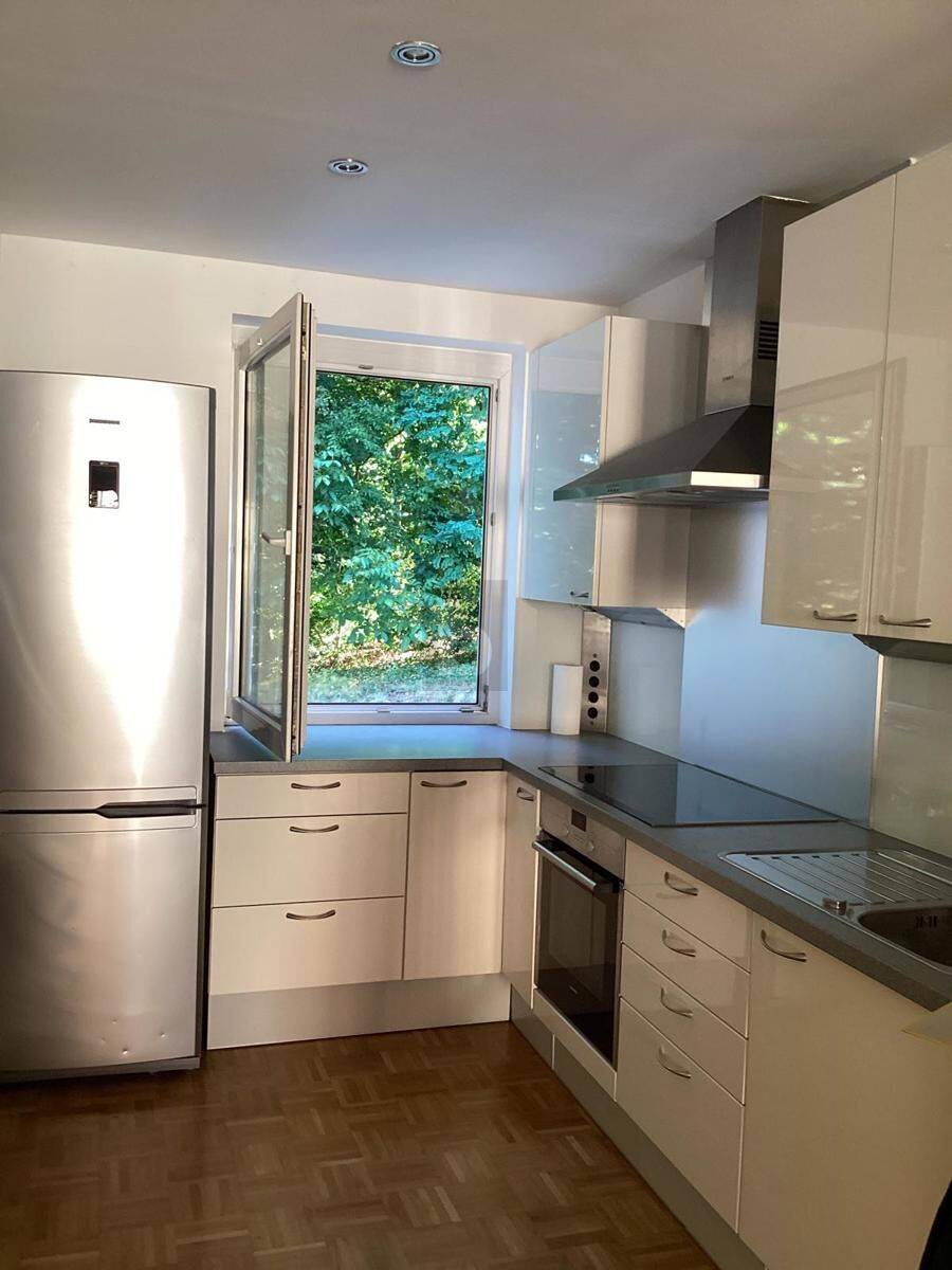 Bright Wohnung in quiet natural setting with balcony