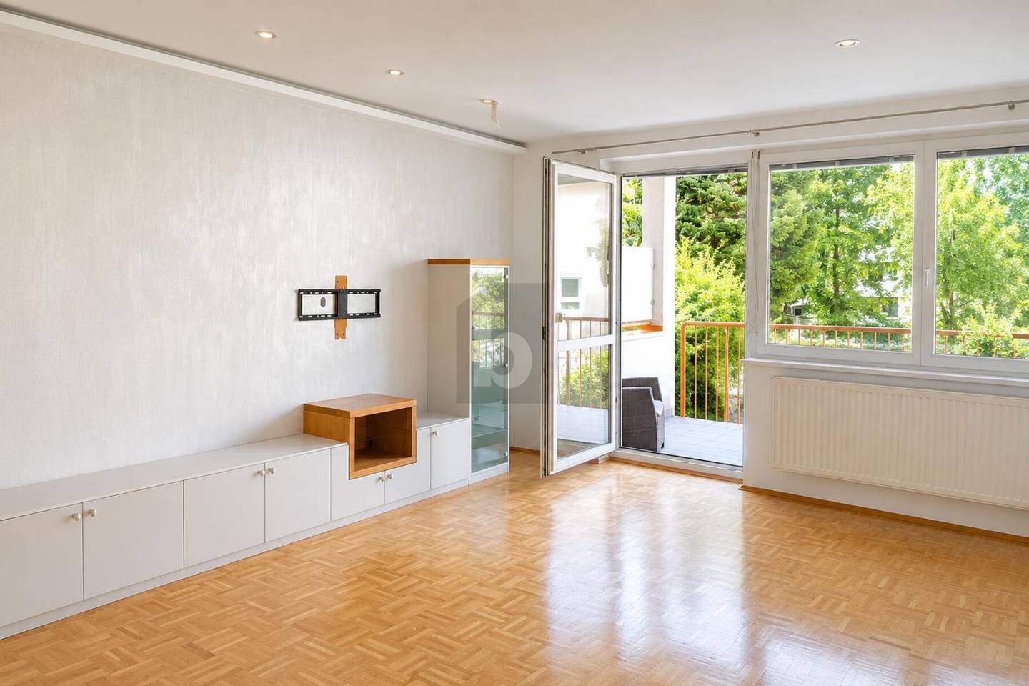 Bright Wohnung in quiet natural setting with balcony