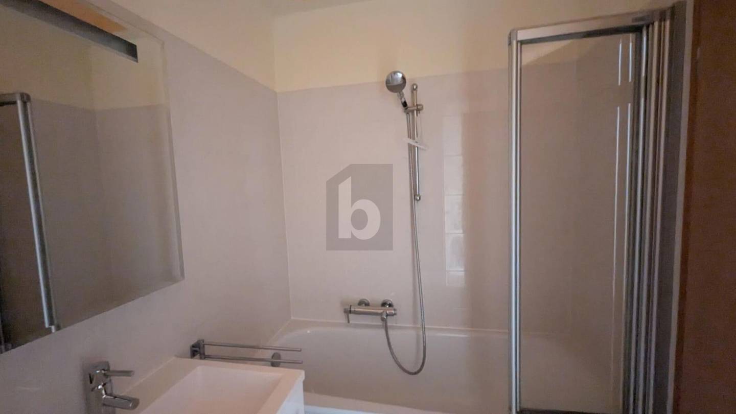 Bright Wohnung in quiet natural setting with balcony