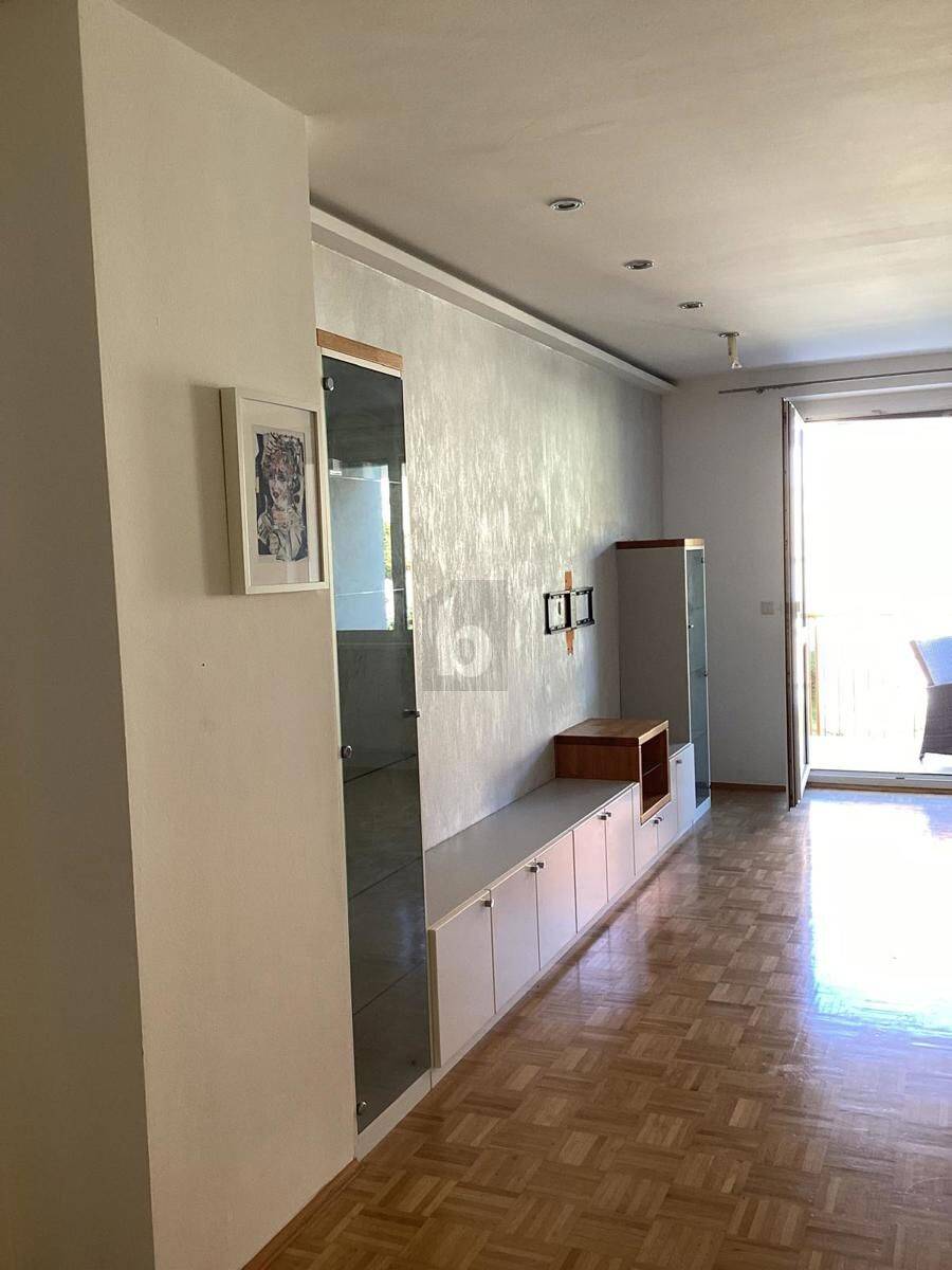 Bright Wohnung in quiet natural setting with balcony
