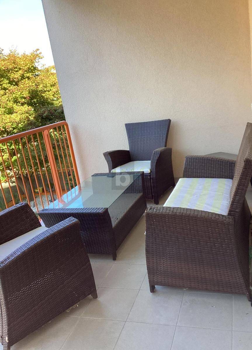 Bright Wohnung in quiet natural setting with balcony