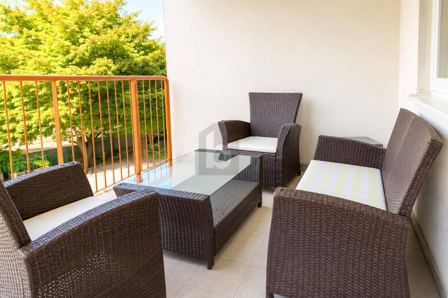 Bright Wohnung in quiet natural setting with balcony
