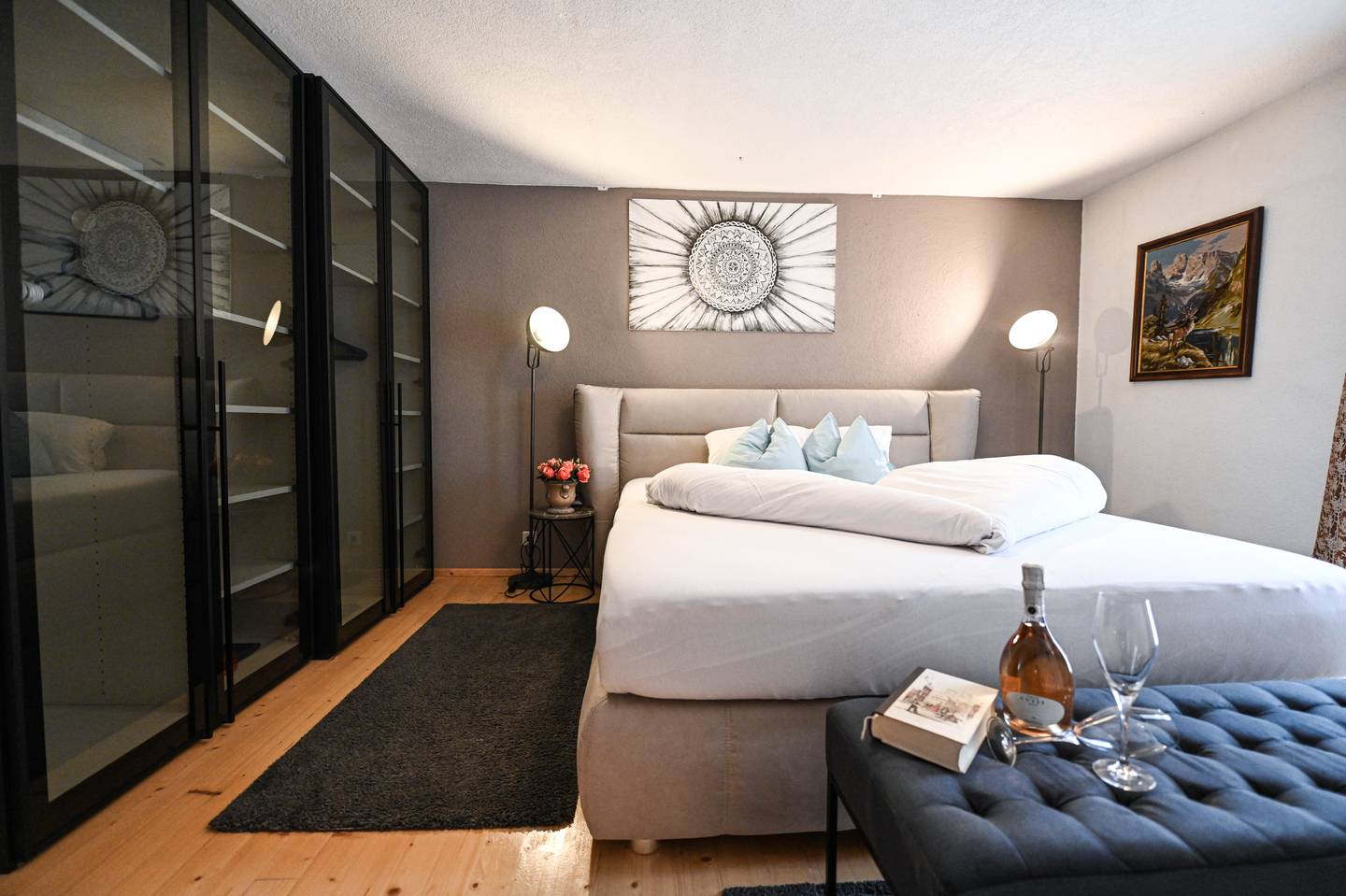 Spacious apartment with conservatory and communal garden