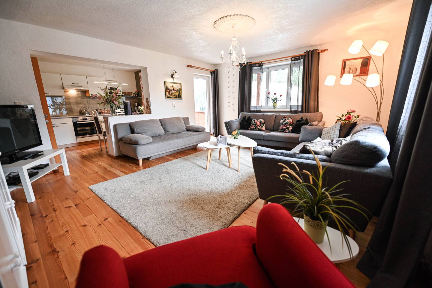 Spacious apartment with conservatory and communal garden