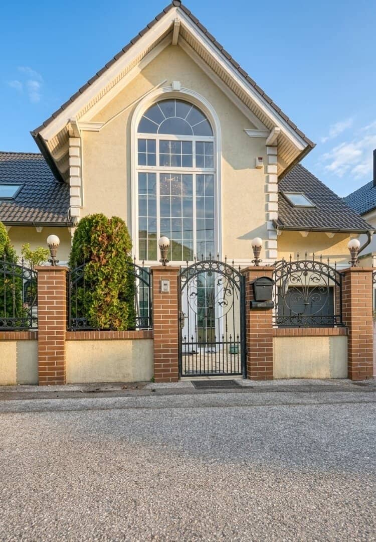 ++ Ein Zuhause, das beeindruckt ++ Exklusive Familienvilla mit 8-Zimmern, Spa, Garten &amp; Dachterrasse