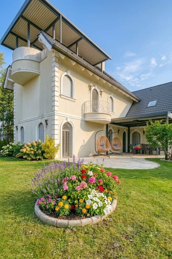 ++ Ein Zuhause, das beeindruckt ++ Exklusive Familienvilla mit 8-Zimmern, Spa, Garten &amp; Dachterrasse