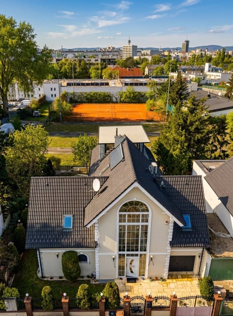 ++ Ein Zuhause, das beeindruckt ++ Exklusive Familienvilla mit 8-Zimmern, Spa, Garten &amp; Dachterrasse