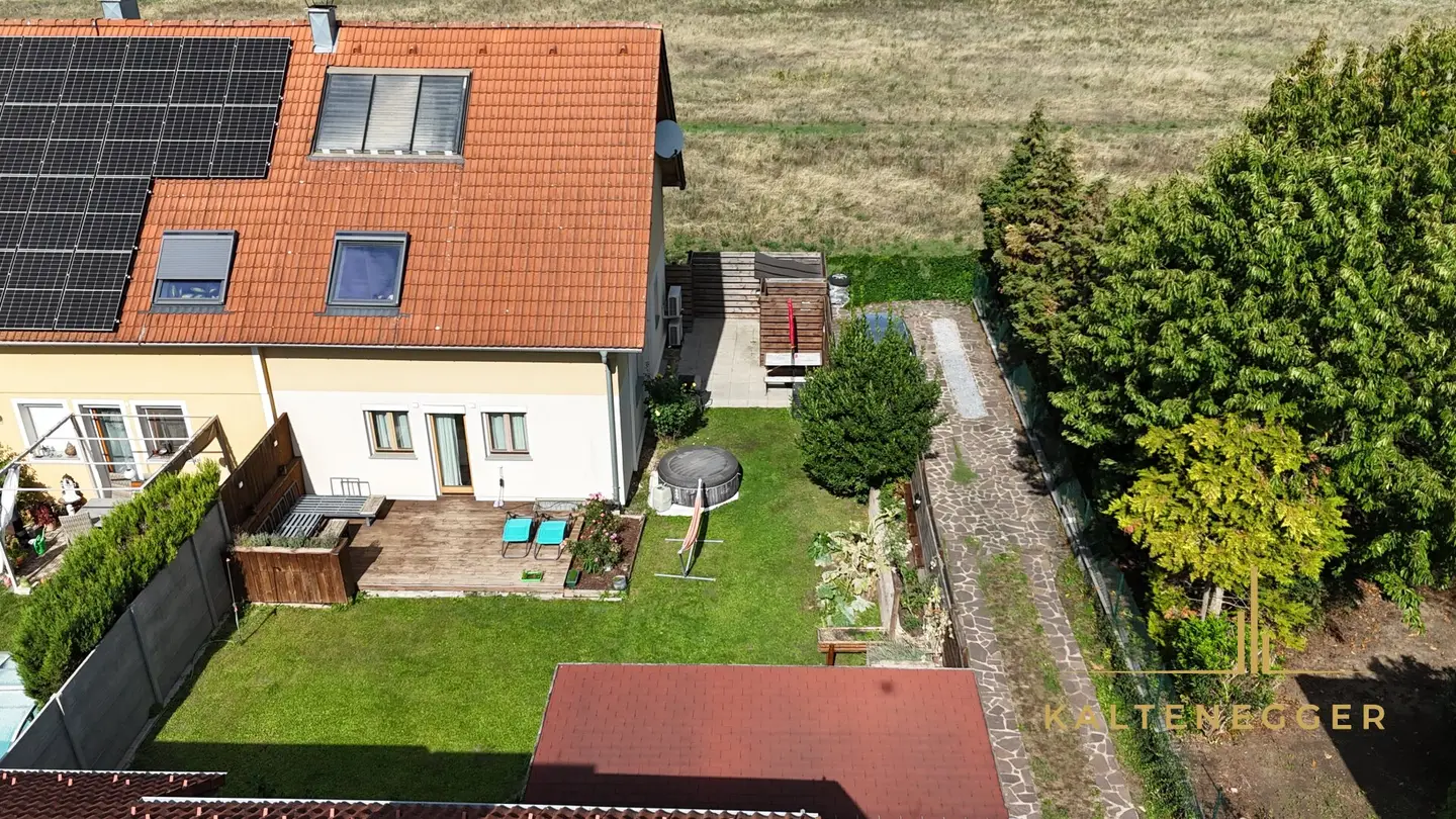 WOHLFÜHLOASE: Charmante Doppelhaushälfte in Seyring mit Garten, Kamin & moderner Ausstattung