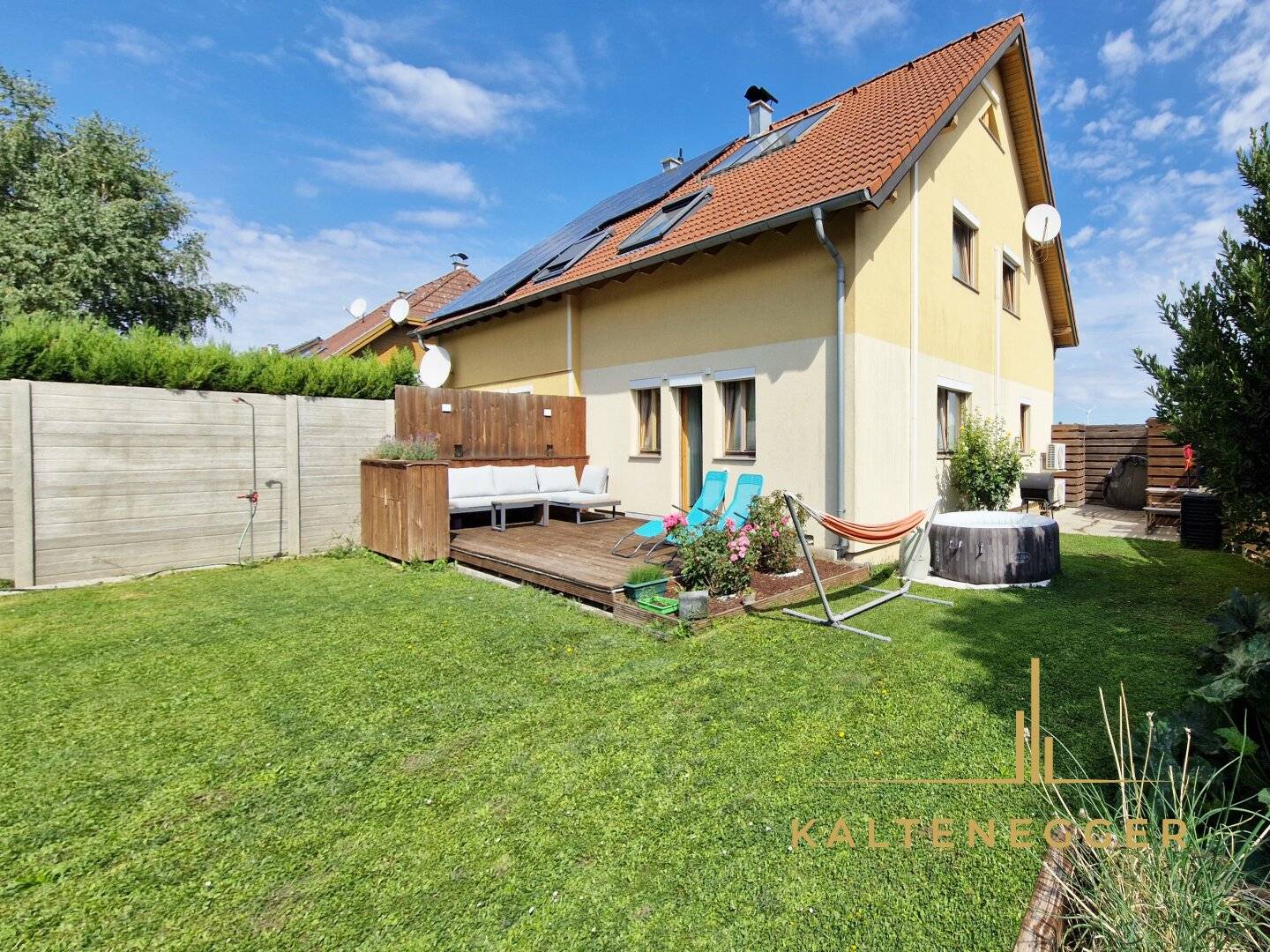 COMFORT OASIS: Charming semi-detached house in Seyring with garden, fireplace and modern amenities