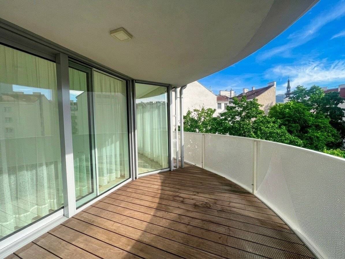 Representative 5-room apartment with sunny balcony and garage parking space