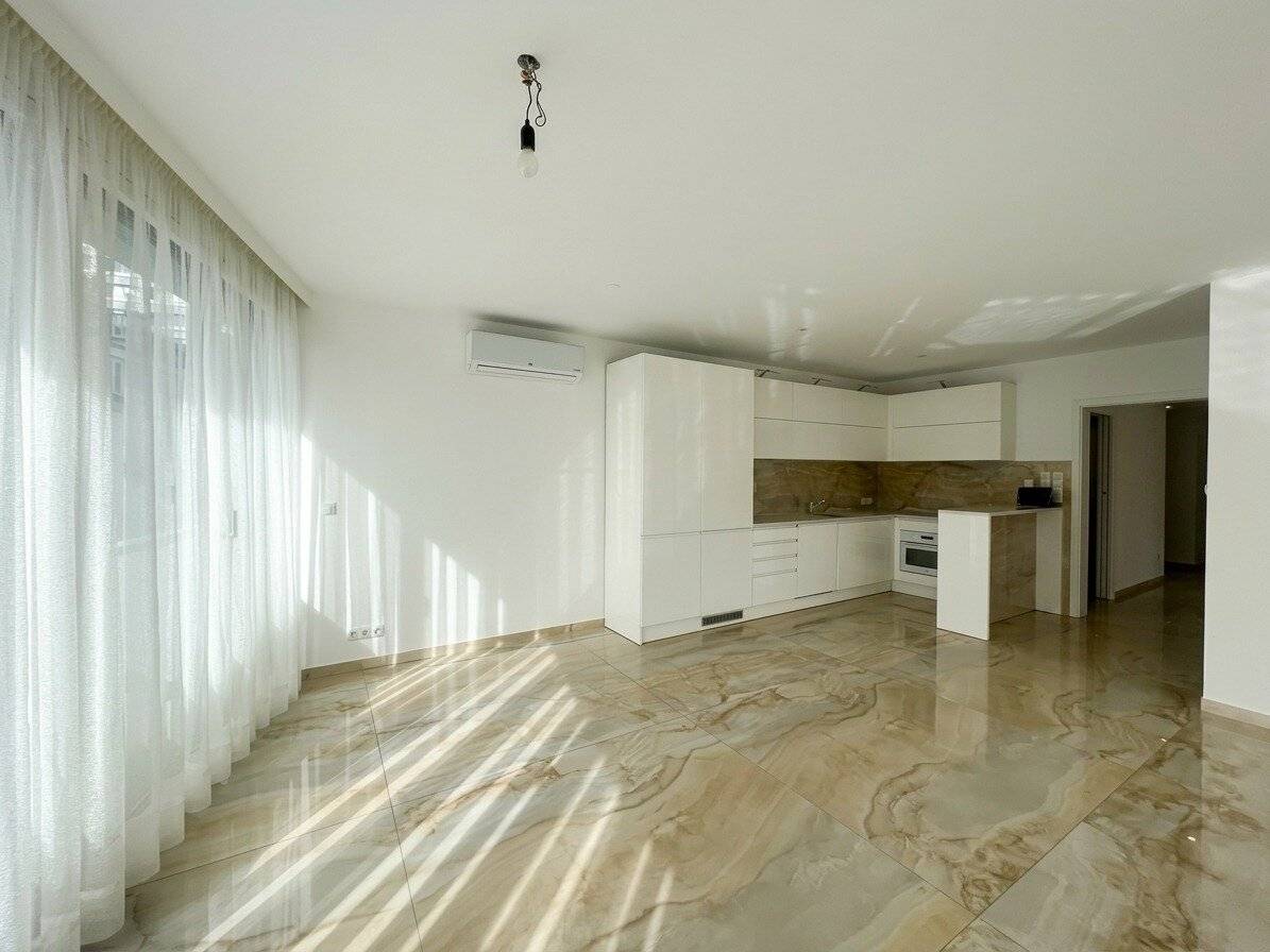Representative 5-room apartment with sunny balcony and garage parking space