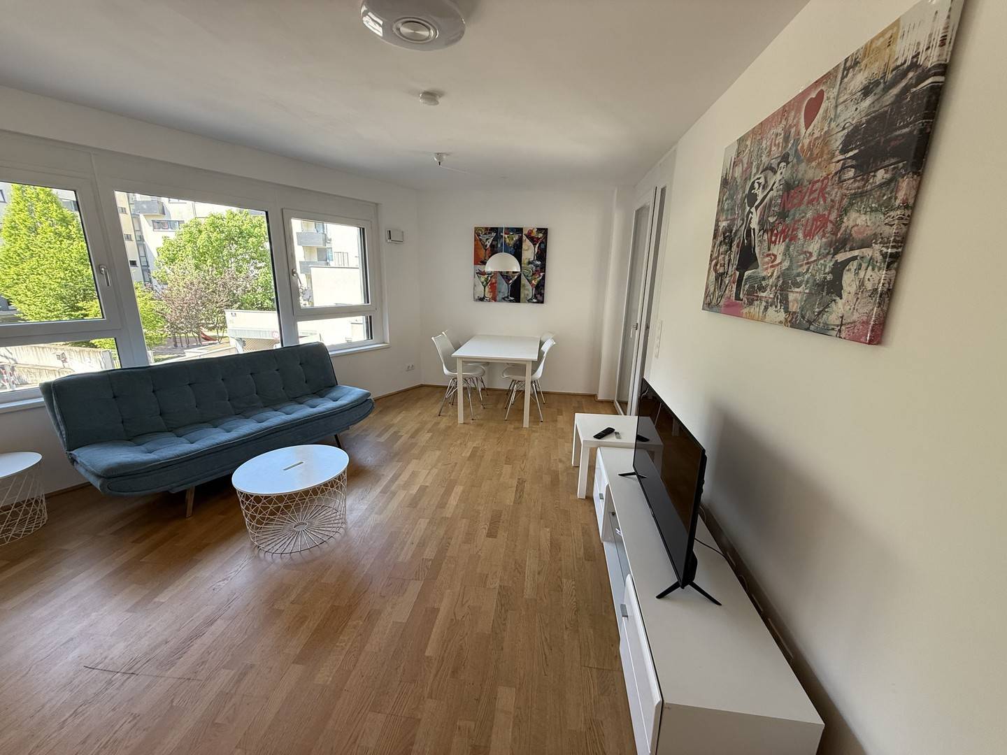 Neuwertige Wohnung mit Loggia und Deckenkühlung