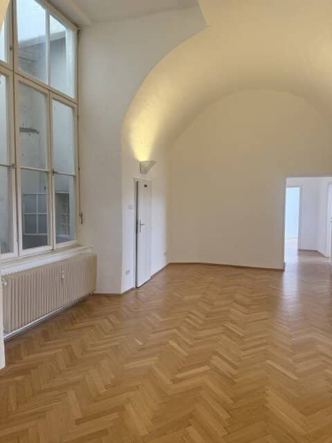 Aufwendig saniert: Großzügige 4- 6 Zimmer-Wohnung in der Hofgasse Ecke Sporgasse, 175m², 1. Etage ohne Lift, OHNE Küche und Badezimmer, individuelles Wohnkonzept somit möglich