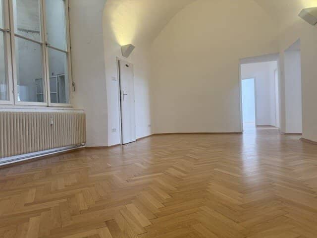 Aufwendig saniert: Großzügige 4- 6 Zimmer-Wohnung in der Hofgasse Ecke Sporgasse, 175m², 1. Etage ohne Lift, OHNE Küche und Badezimmer, individuelles Wohnkonzept somit möglich