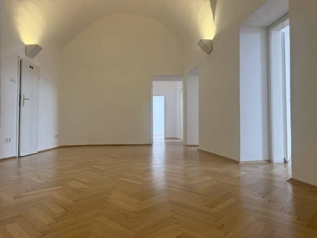Aufwendig saniert: Großzügige 4- 6 Zimmer-Wohnung in der Hofgasse Ecke Sporgasse, 175m², 1. Etage ohne Lift, OHNE Küche und Badezimmer, individuelles Wohnkonzept somit möglich