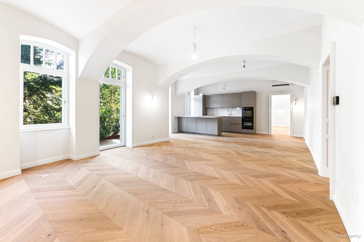 ERSTBEZUG NACH GENERALSANIERUNG: Luxus-Gartenresidenz mit Privatgarage &amp; Designer-Ausstattung – Luftwärmepumpe u. Wallbox inklusive!