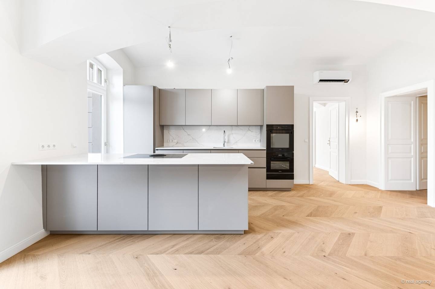 ERSTBEZUG NACH GENERALSANIERUNG: Luxus-Gartenresidenz mit Privatgarage &amp; Designer-Ausstattung – Luftwärmepumpe u. Wallbox inklusive!