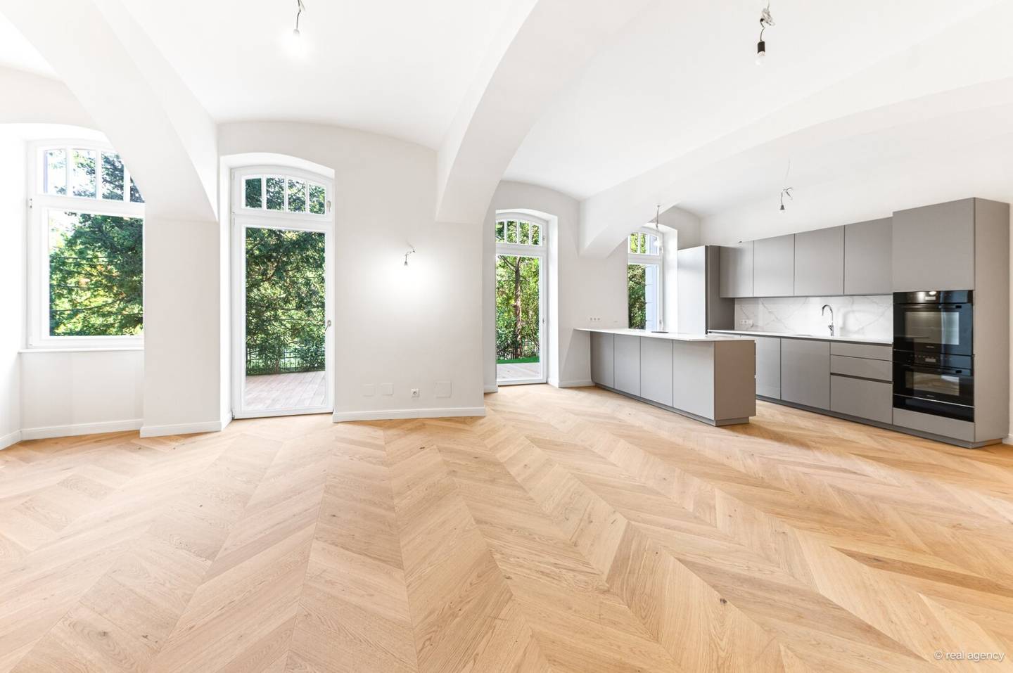 ERSTBEZUG NACH GENERALSANIERUNG: Luxus-Gartenresidenz mit Privatgarage &amp; Designer-Ausstattung – Luftwärmepumpe u. Wallbox inklusive!