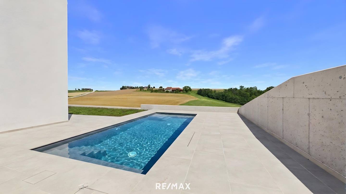 Neubau mit beheizbarem Pool und großer Terrasse Familienwohnung