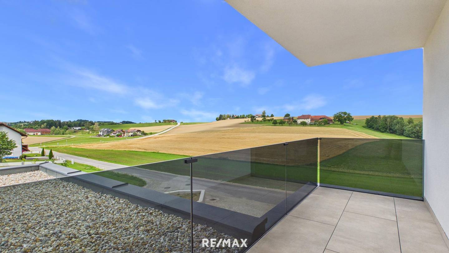 Neubau mit beheizbarem Pool und großer Terrasse Familienwohnung