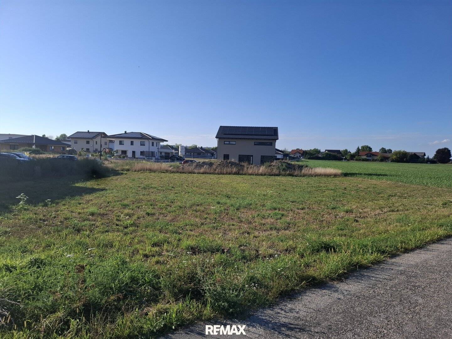 Building plot with excellent transport connections and proximity to the border