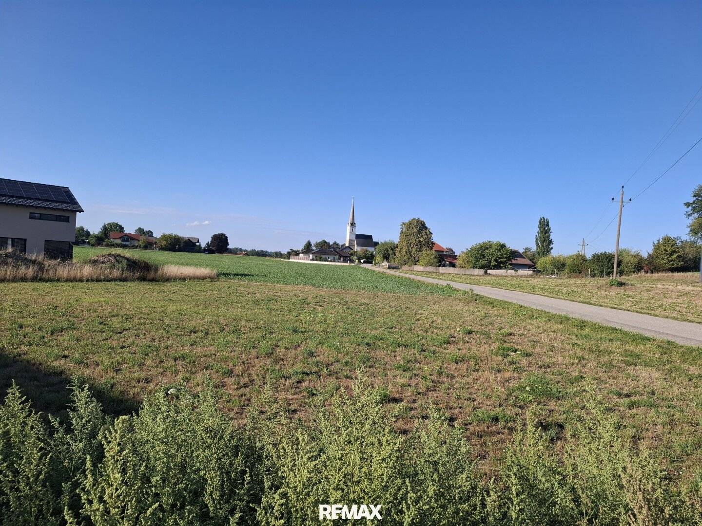Building plot with excellent transport connections and proximity to the border