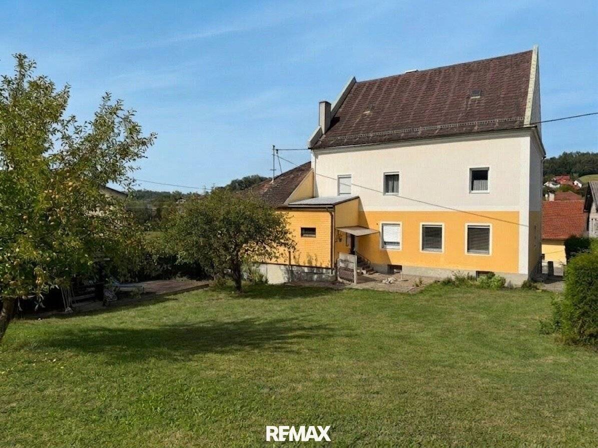 Two / Three-family house with large garden in St. Marienkirchen
