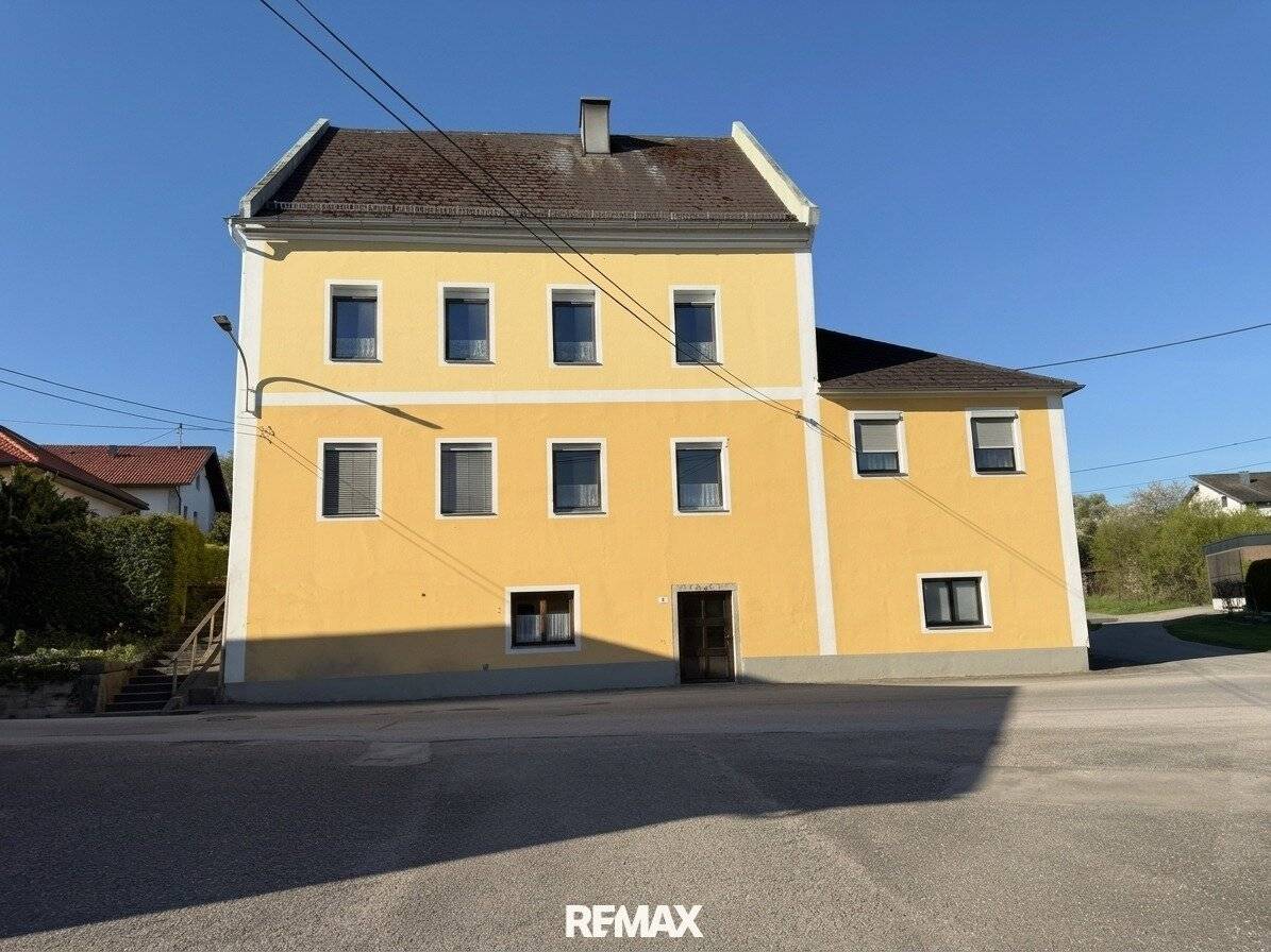Two / Three-family house with large garden in St. Marienkirchen