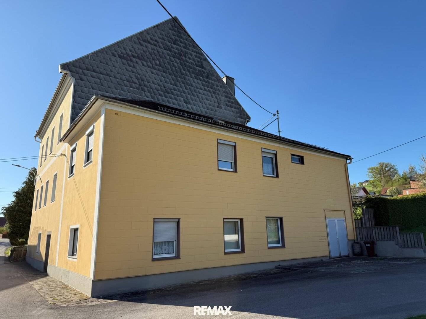 Two / Three-family house with large garden in St. Marienkirchen
