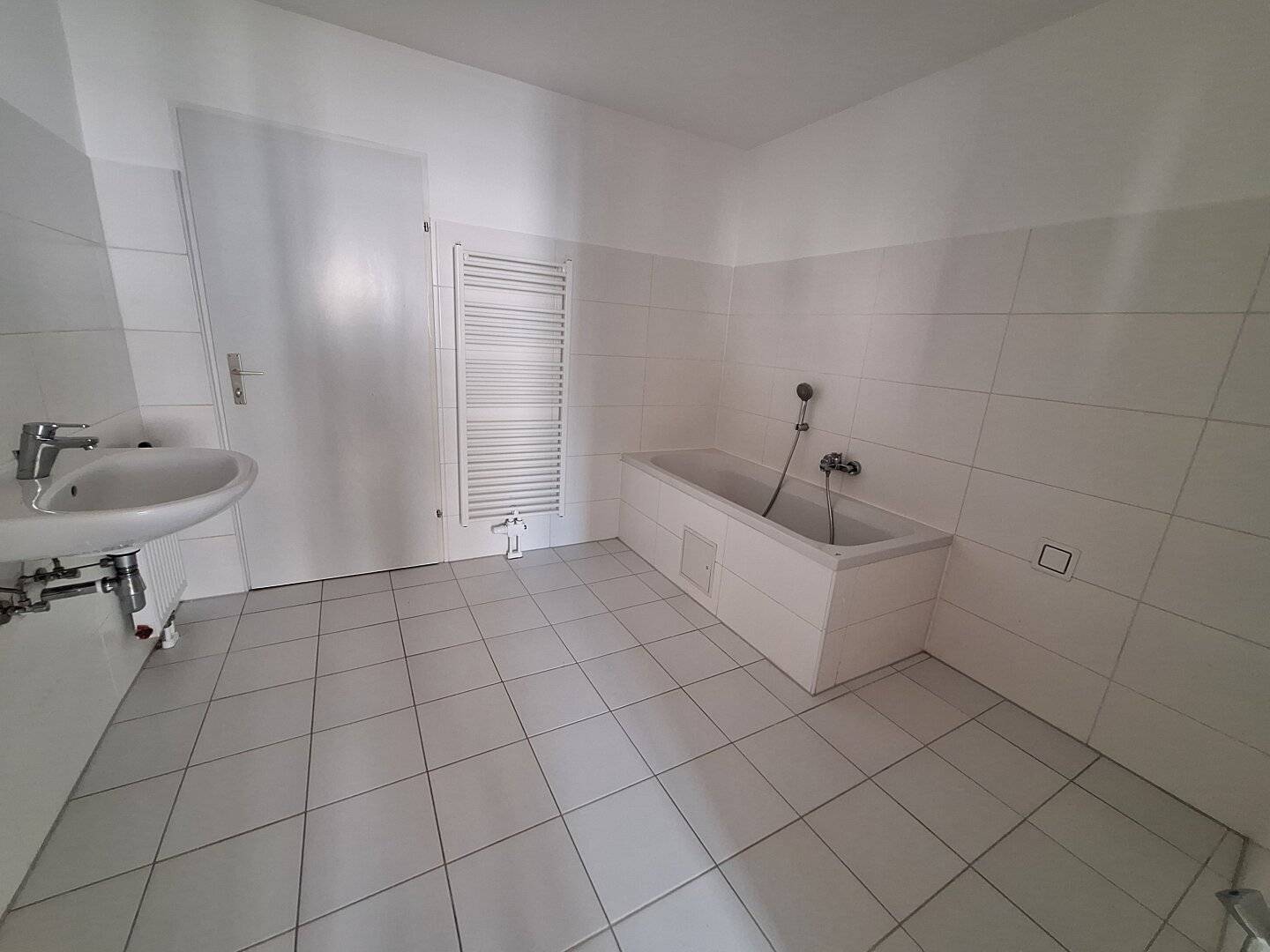 360° TOUR / Zentral gelegene, moderne 3-Zimmer-Altbauwohnung in sehr guter Lage von Purkersdorf