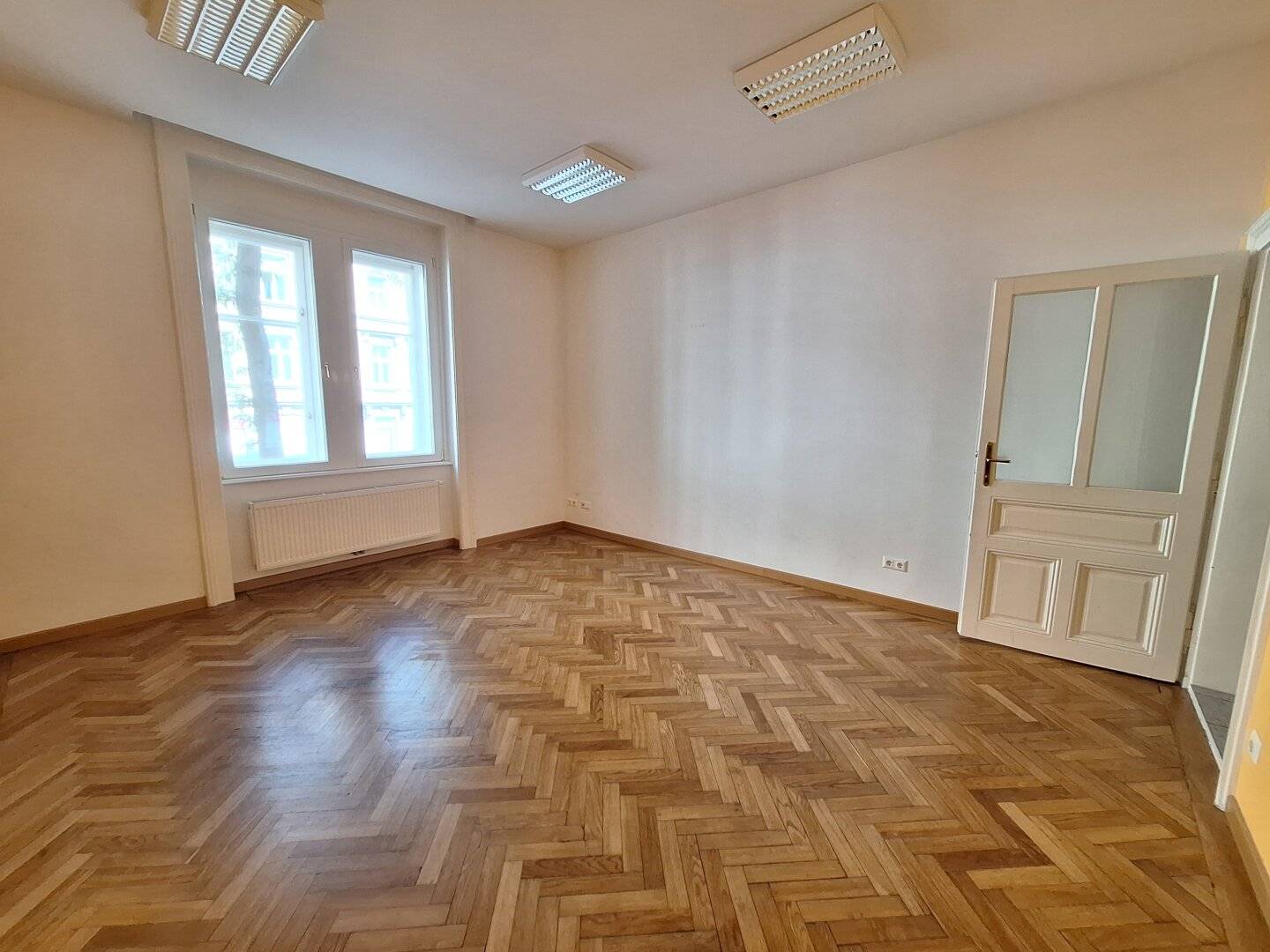 360° Tour / Zentral begehbares, geräumiges 3-4 Zimmer-Altbau-Büro in zentraler Lage des 9. Bezirks