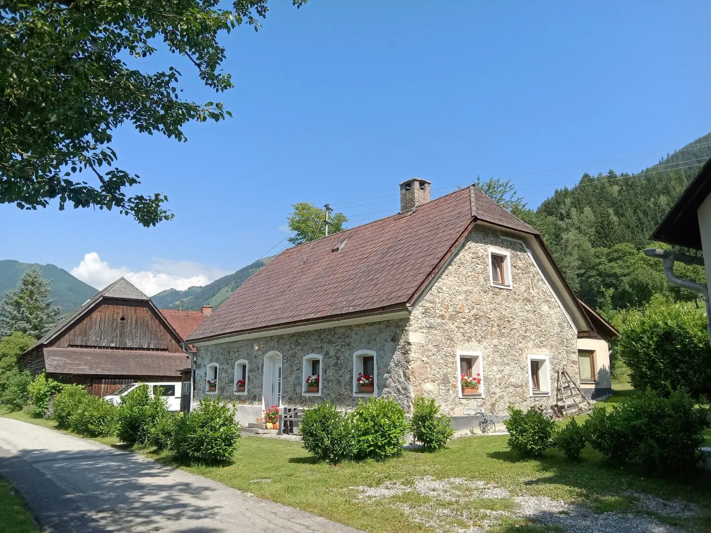 Steinhaus mit 2 Nebengebäuden und großem Grundstück