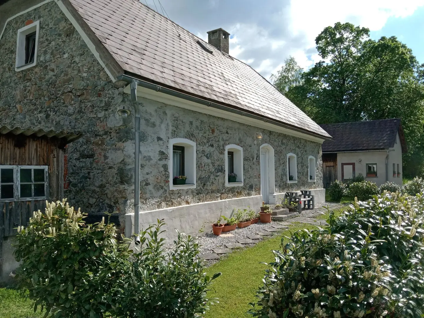 Steinhaus mit 2 Nebengebäuden und großem Grundstück