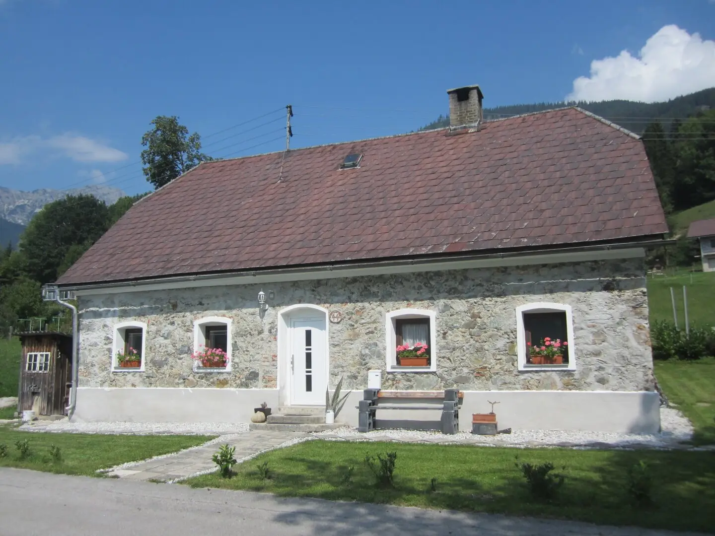 Steinhaus mit 2 Nebengebäuden und großem Grundstück