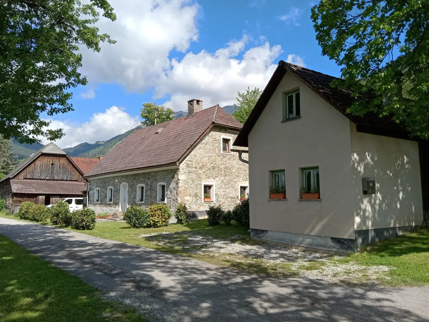 Steinhaus mit 2 Nebengebäuden und großem Grundstück