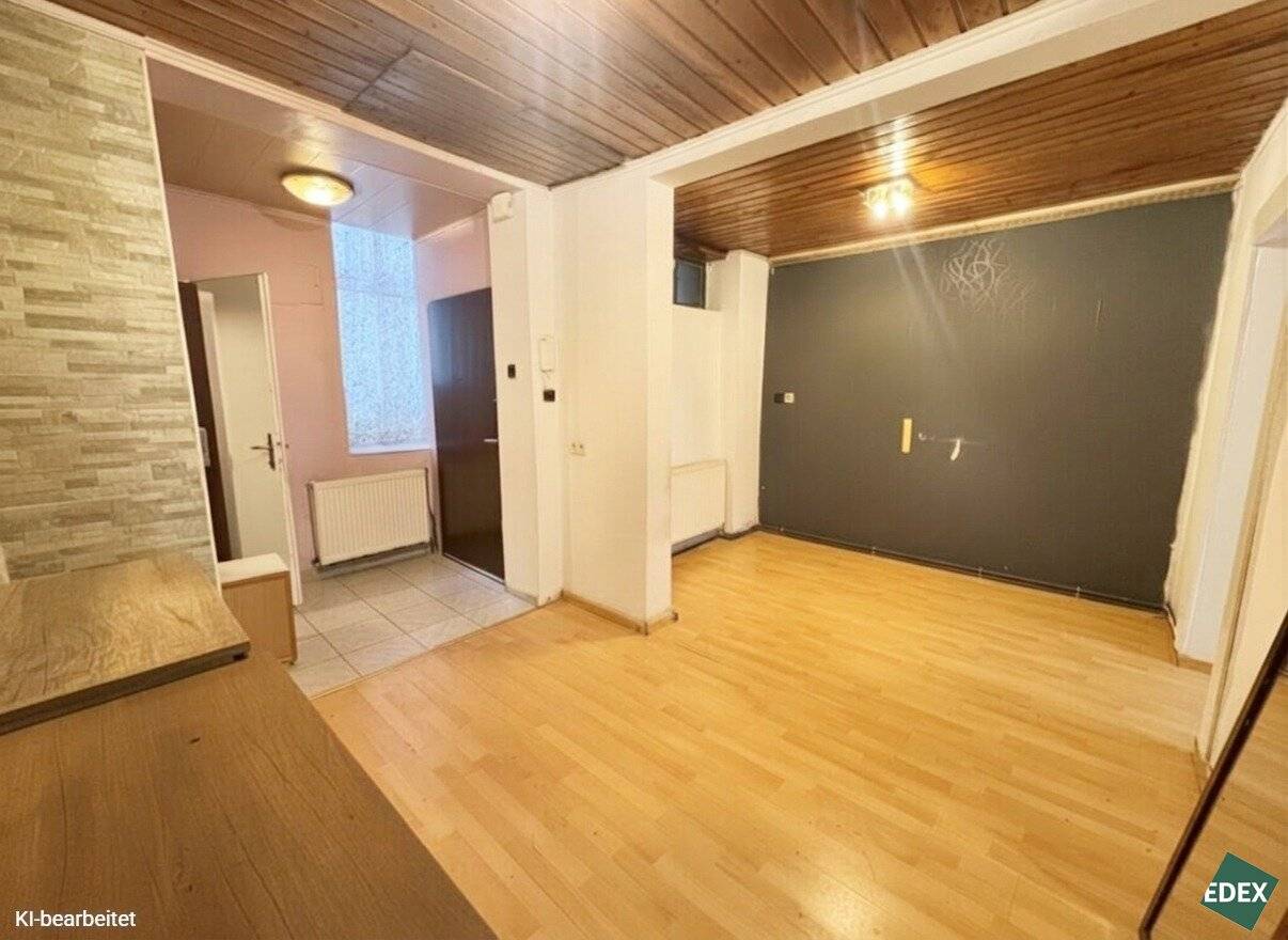 NEW PRICE, 3-room period apartment in need of renovation with development potential near Matzleinsdorfer Platz
