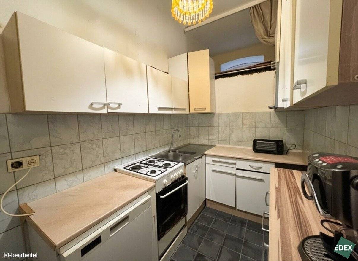 NEW PRICE, 3-room period apartment in need of renovation with development potential near Matzleinsdorfer Platz