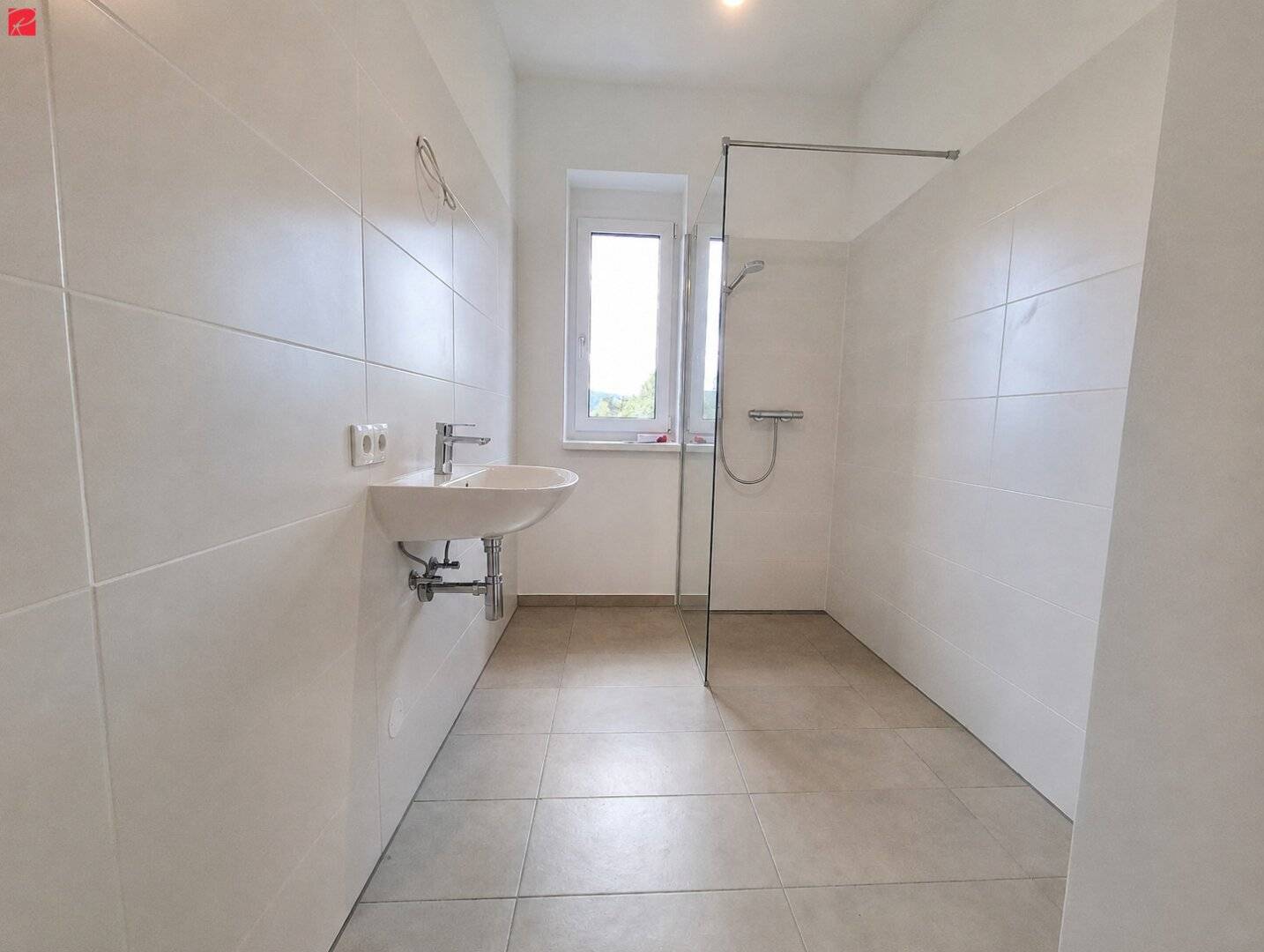 Lichtdurchfluteter Erstbezug mit großem Balkon &amp; Carport