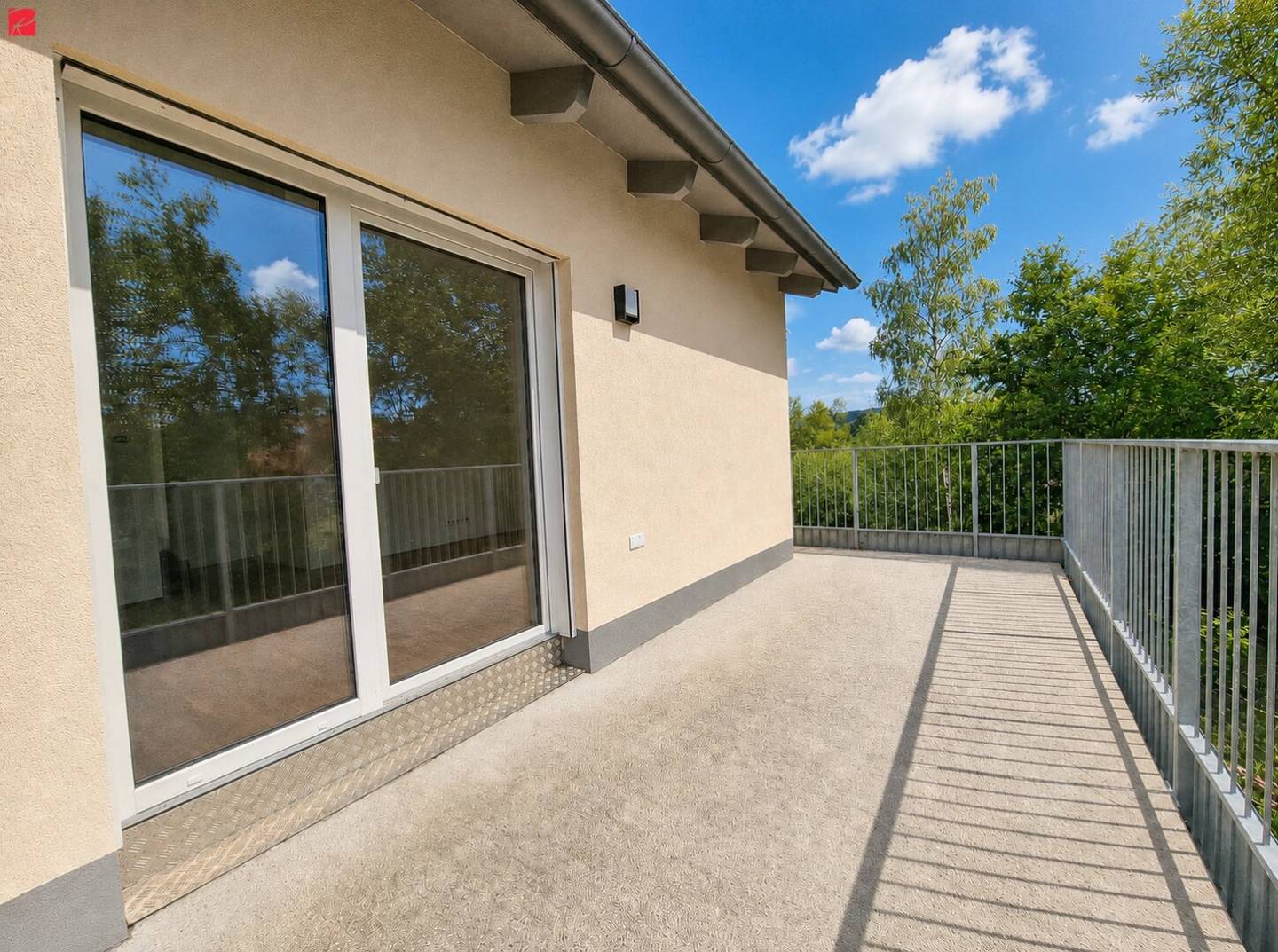 Lichtdurchfluteter Erstbezug mit großem Balkon &amp; Carport