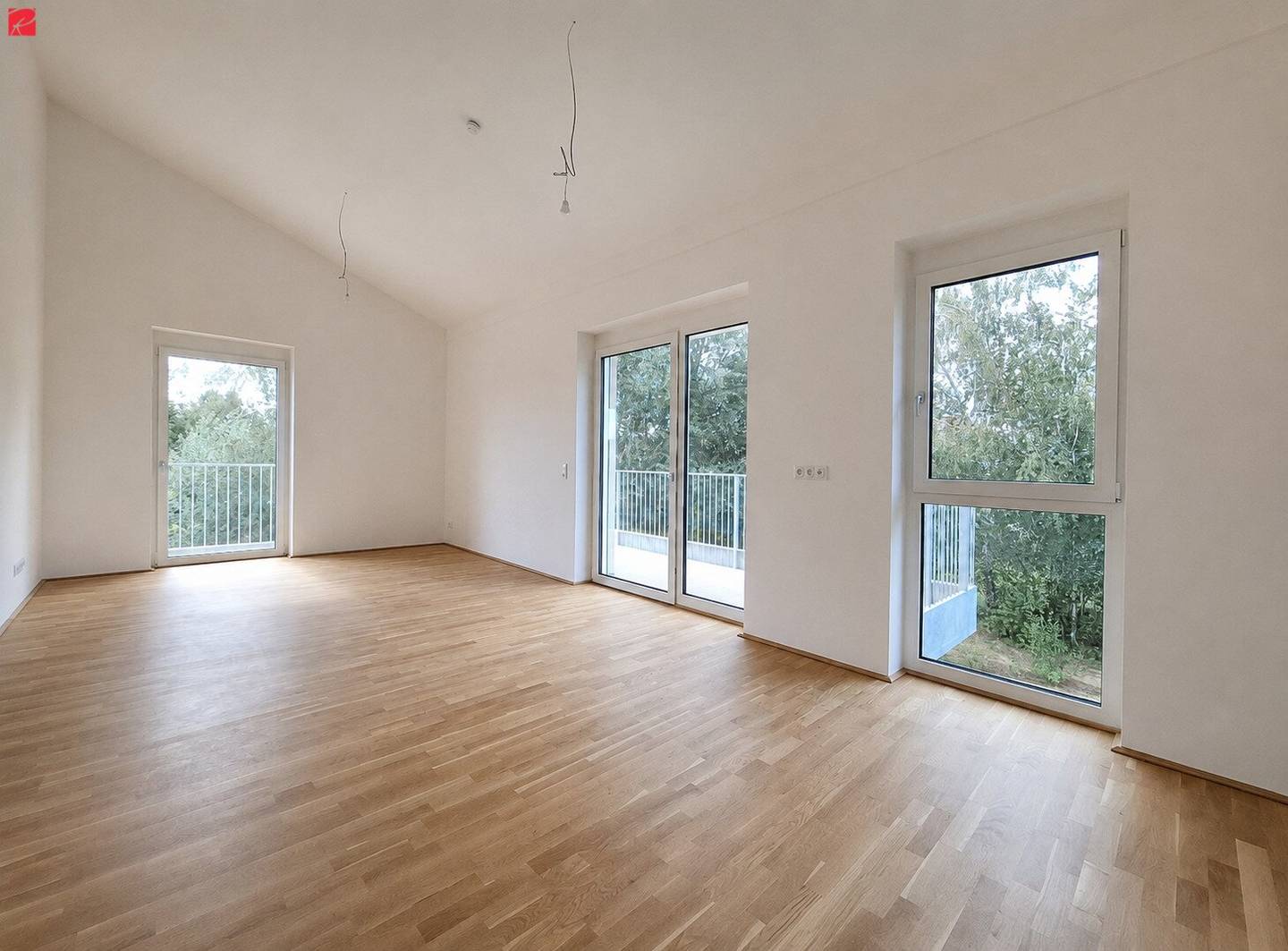 Lichtdurchfluteter Erstbezug mit großem Balkon &amp; Carport