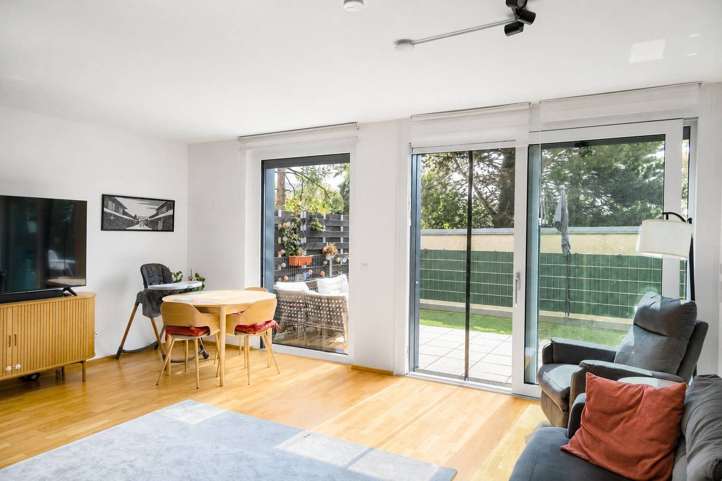 Living like in your own house – modern 3-room maisonette with private garden &amp; terrace