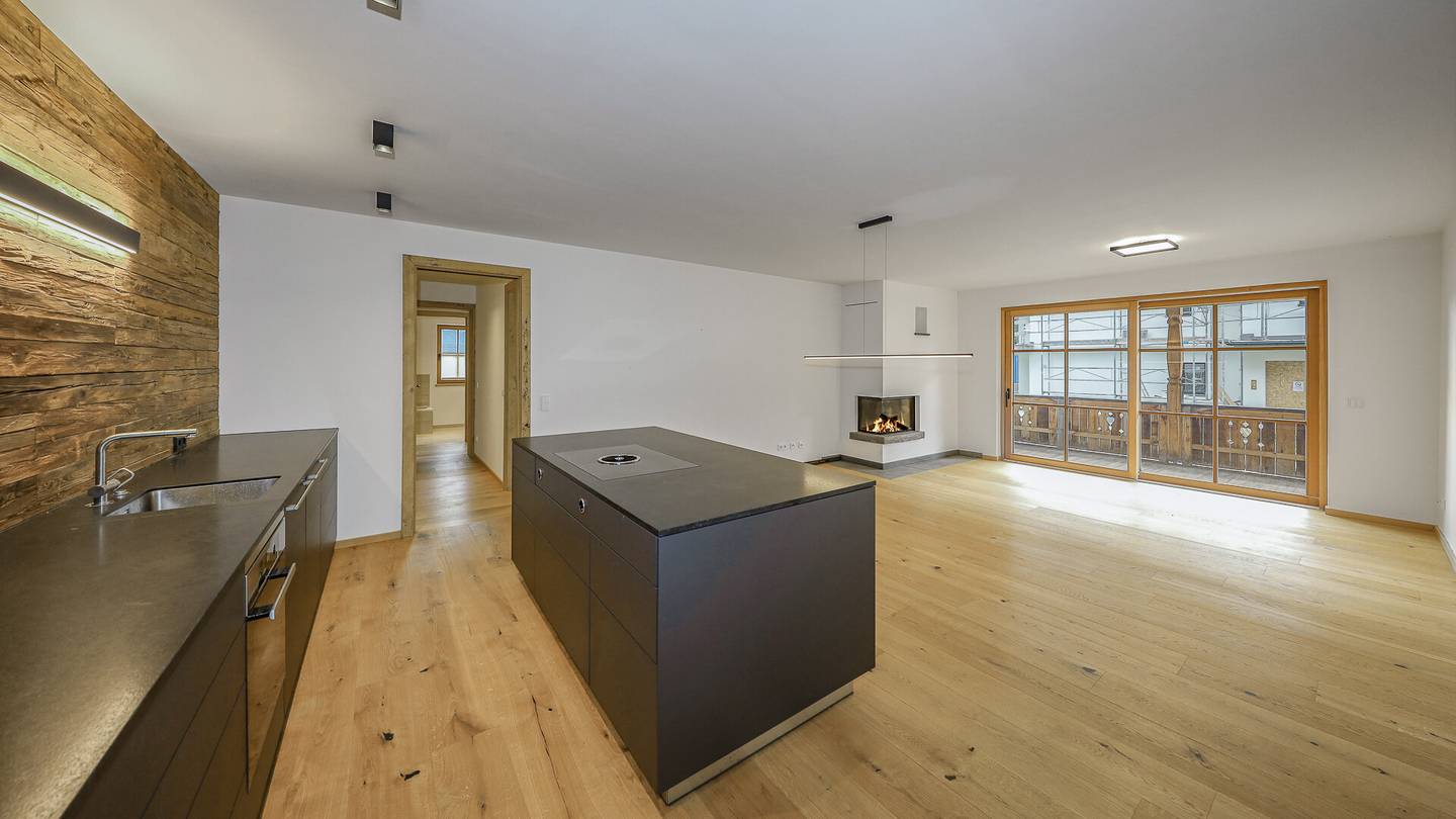 Lichtdurchflutete Wohnung mit Kamin und großer Terrasse