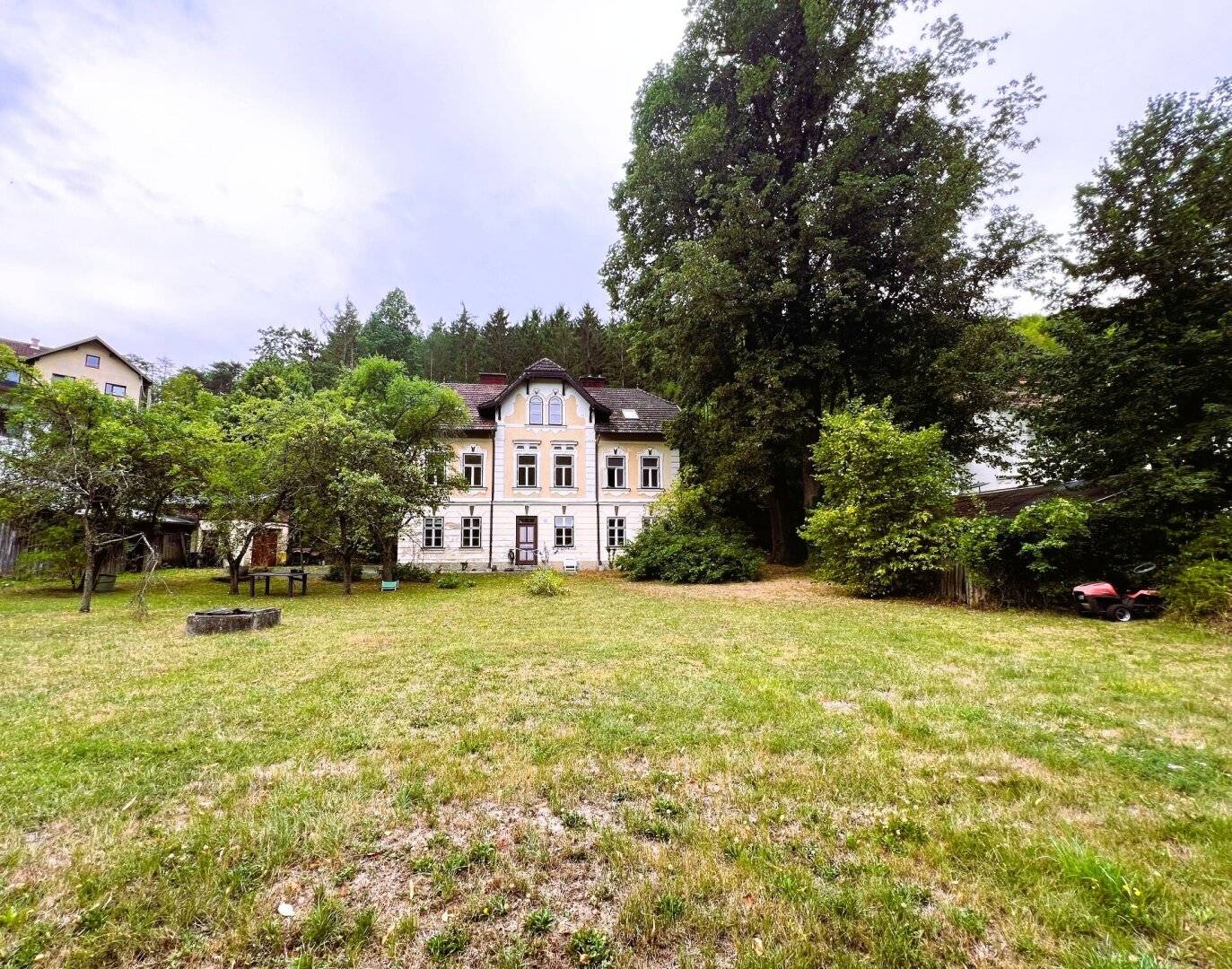 Charming 2-room apartment with shared garden use and view of greenery
