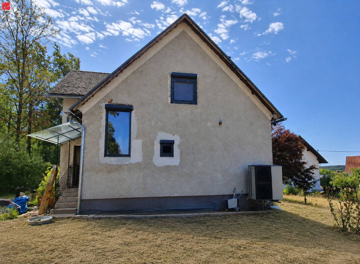 Saniertes Erdgeschoss mit Terrasse &amp; Pool