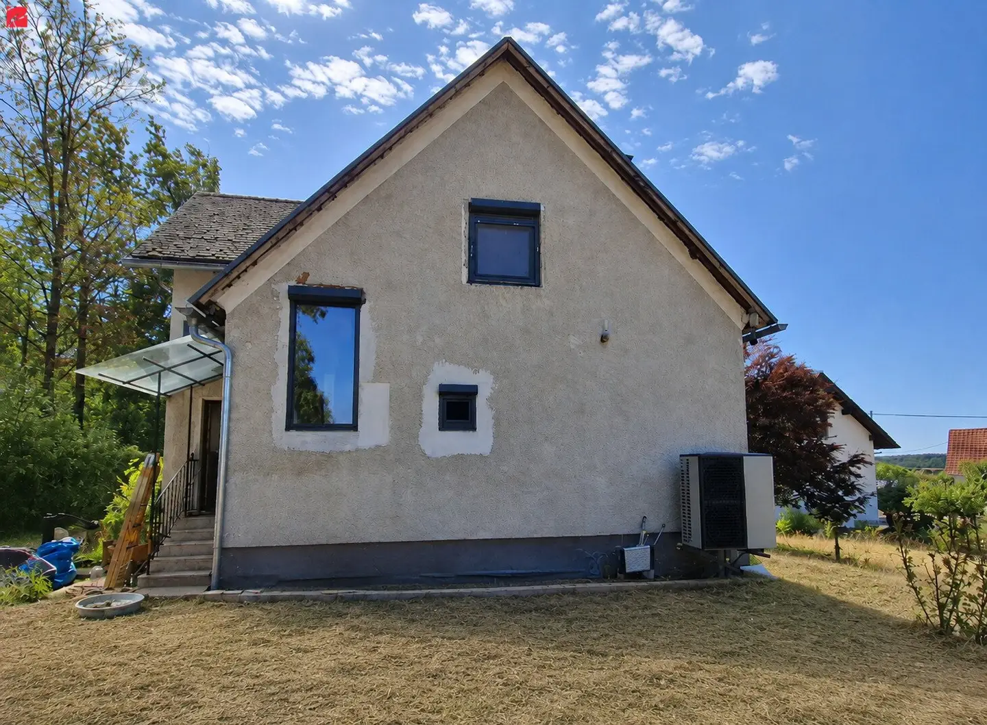 Saniertes Erdgeschoss mit Terrasse & Pool
